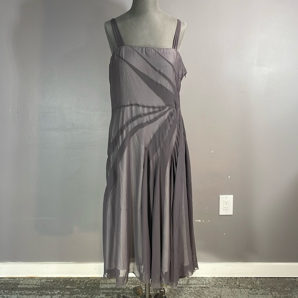 Unique grey dress with gorgeous skirt and design. Fits size 14 - Picture 1 of 17